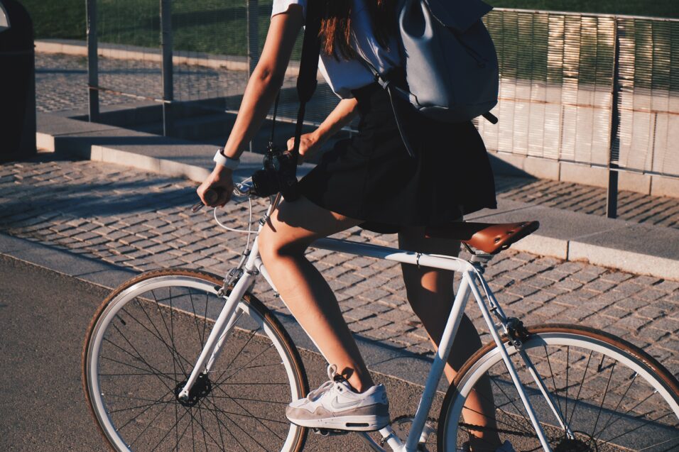 Žena jedoucí na kole